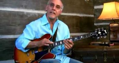 Larry Carlton – 335 Improv – Breaking Down Triads – Blues Guitar Lessons