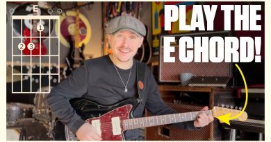 How to play the E chord! (And Em!) Beginner guitar lesson 2